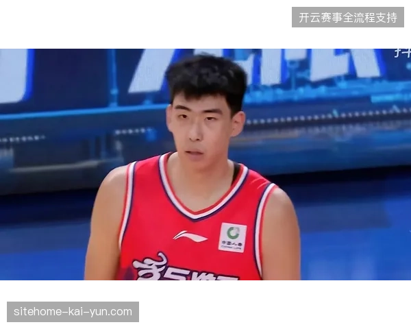 广州队新星中锋徐昕凭借防守端的飞速进步，成功入选常规赛最佳阵容二队
